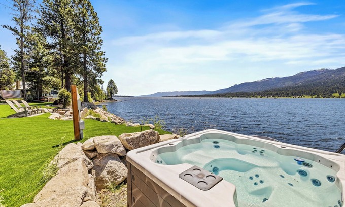 Tamarack Resort House | New Lakefront modern Chalet with panoramic views