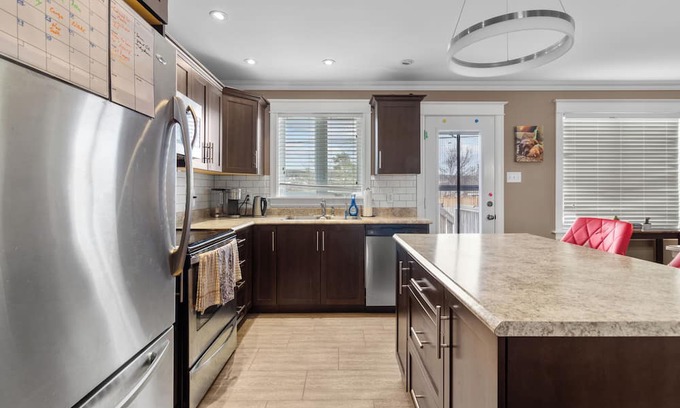 Terra Nova Apartment | Bright & Modern 3 Bbrm Main Floor Apt in Kilbride