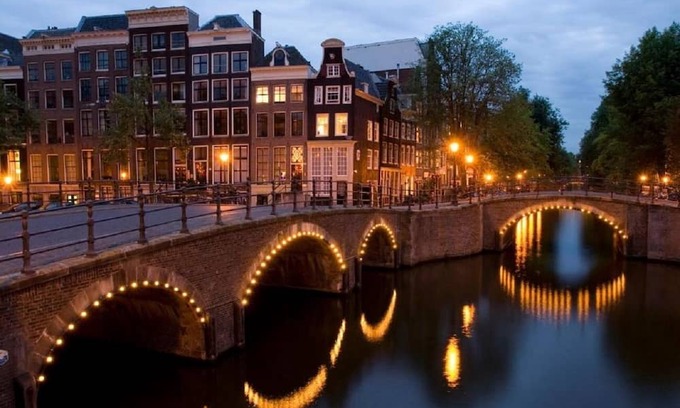Grachtengordel-West Apartment | Located in the heart of the 9 Straatjes and located right on the canals!