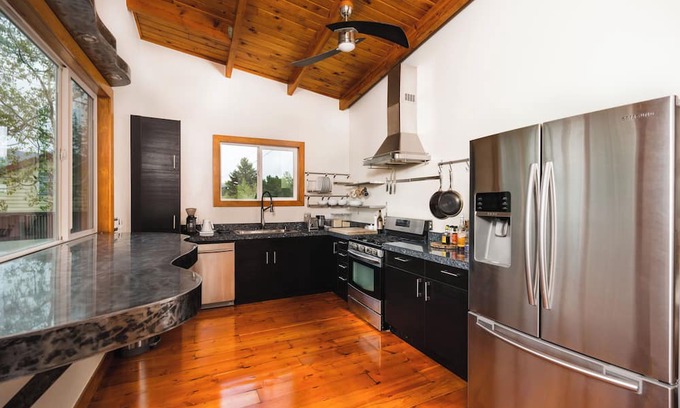 Heeney Cabin | Cozy 2-bedroom cabin in Heeney with lake access and stellar deck views