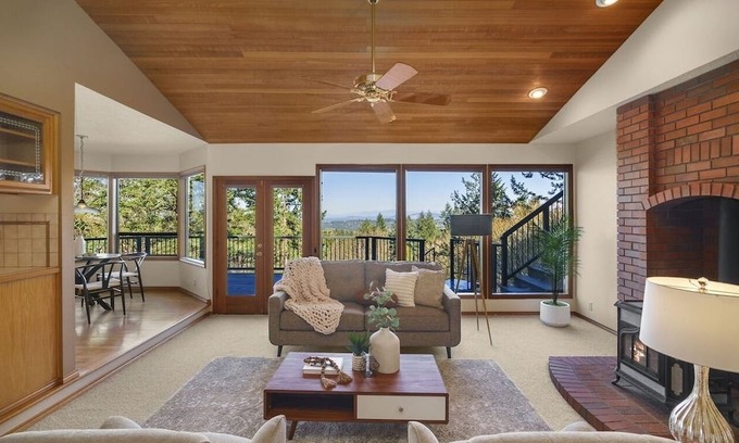 Mount Park House | Cozy 4-bedroom house in tranquil Lake Oswego with AC - great views of Mt. Hood.