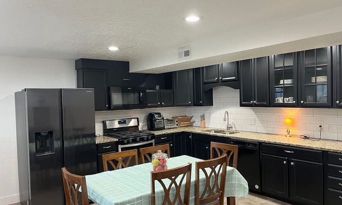 Herriman House | Charming 3-bedroom home with WiFi, AC, full kitchen, washer & dryer, in Riverton