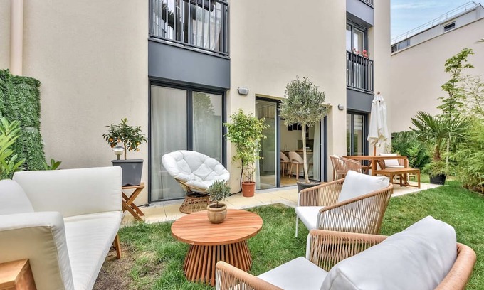 Republique–Point-du-Jour Apartment | New Charming Duplex flat and Garden Oasis-Boulogne