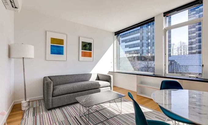 Downtown Apartment | Luxury Apt with Gym (URB-4120)