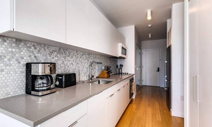 Downtown Apartment | Vibrant Apt with Pool & Gym (URB-3120)