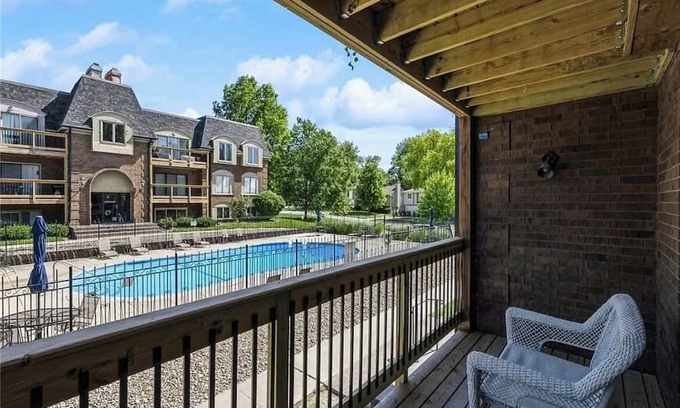 West Des Moines Condo | Cozy 2-bedroom condo with WiFi and community pool in brilliant West Des Moines