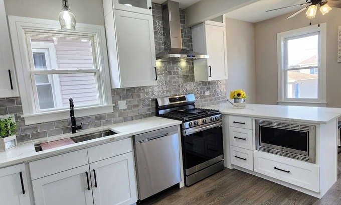 Dunning House | Stunning NEW 5BR, 3BA house in Chicago centrally located.