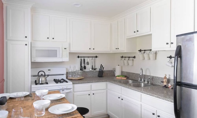 Valley Village Apartment | Clean and Airy Apartment in Valley Village