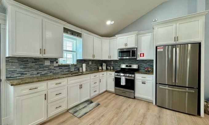 Bay Area Cottage | Bay Area Cottage - Conveniently located with all the amenities of home!