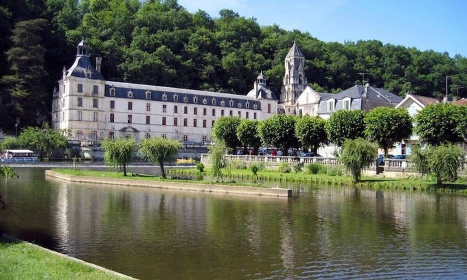 Nabinaud House | Magnificent Guest House with gym and indoor pool