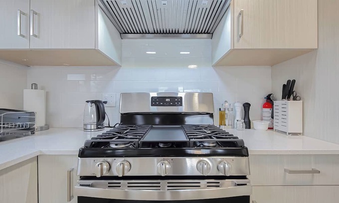 Sunset House | Cozy Newly Renovated Room with en-suite Bathrooms