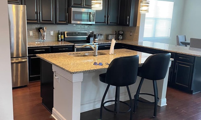 Sanford House | Plenty of space to relax with 2600 sq. ft! Pet friendly! 5 min from SFB airport