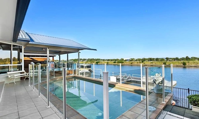 Biggera Waters House | Charming Oasis Waterfront Retreat Private pool