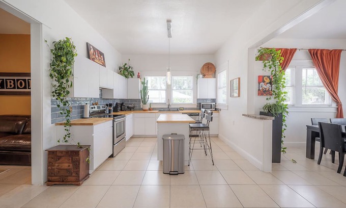 East Ybor House | 1913 Historic Ybor Bungalow Retreat of your dreams!