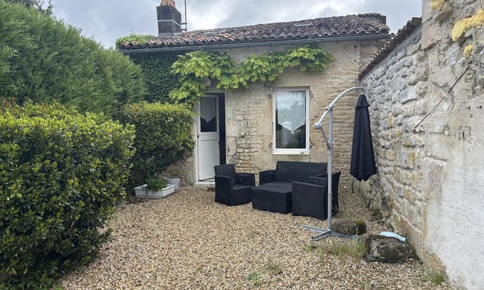 Saint-Pierre-de-Juillers Cottage | Pretty One Bedroom Gite in tranquil rural location