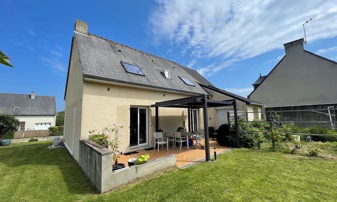 Saint-Meloir-des-Ondes House | Holiday Home 'Maison Proche Mer Avec Jardin' with Private Terrace, Wi-Fi and Air Conditioning