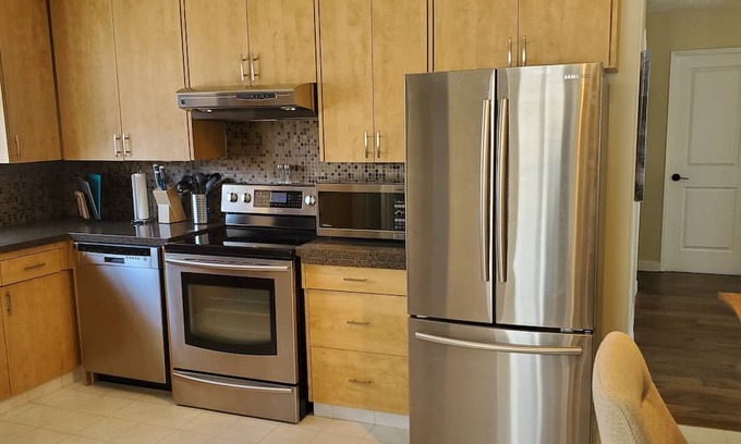 West Edmonton House | Sunshine All day, Air Con, king master and queens