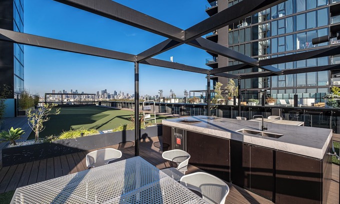 Footscray Apartment | This apartment is a 2 bedroom(s), 2 bathrooms, located in Footscray, VIC.