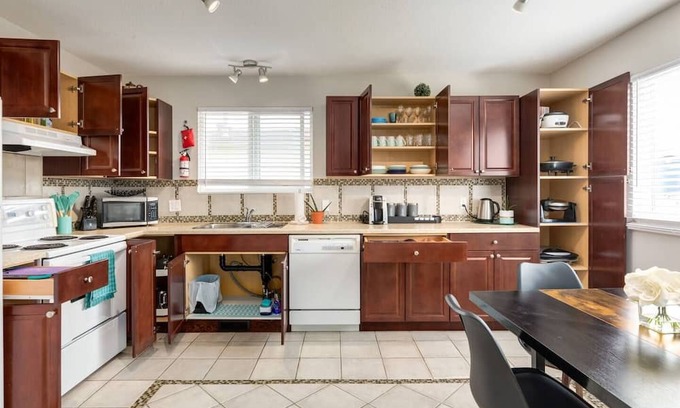 Sylvan Lake House | "Cozy" 5 min drive to Beach!