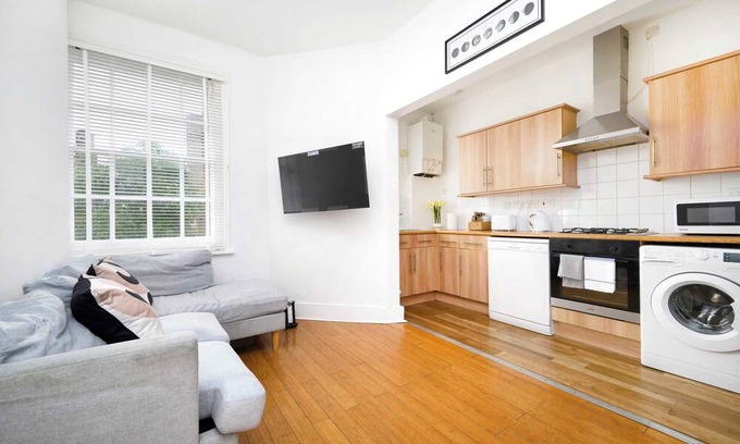 Brixton Hill Apartment | minimalist 3-bedroom flat in Brixton