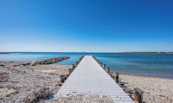 Silver Beach House | Waterfront in Nyes Neck