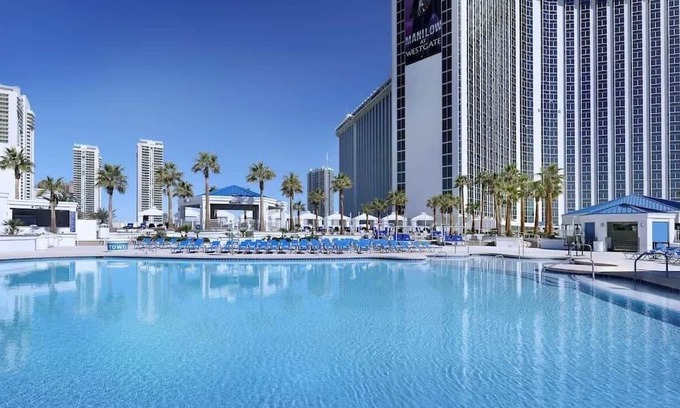 Winchester House | Tennis Courts & Outdoor Hot Tub Apt Near Strip