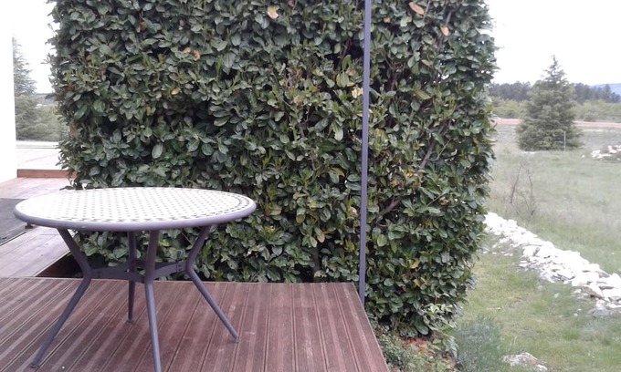 Aurel Apartment | Gite Spacieux 4 Personnes, Vaucluse. Acces Privatisé à une Piscine Interieure