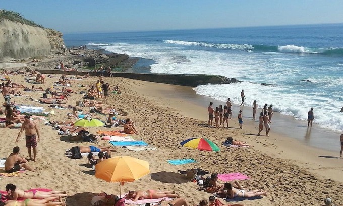 Parede Apartment | La Medusa Beach House Centennial house with 3 bedrooms