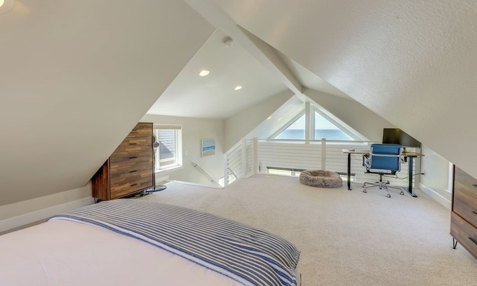 Oregon Coast Cottage | Oceanfront Yachats Cottage w/ View & Beach Access!