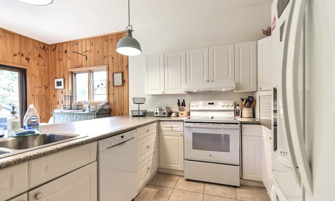 Muskoka Lakes Cottage | Lakeside Serenity: Windsor Point Retreat - Family Paradise with Stunning Views