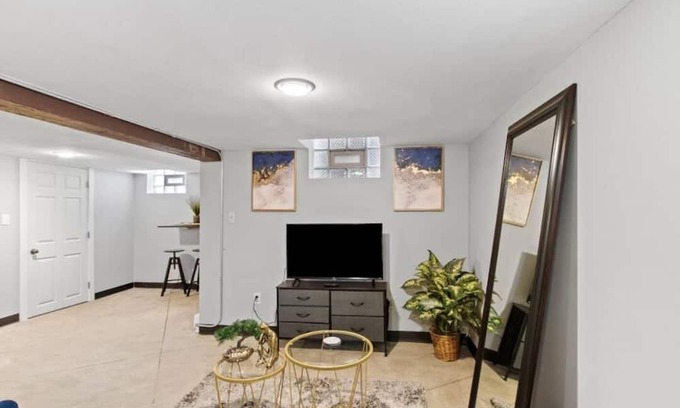 Greenfield Apartment | Entire rental unit in Milwaukee, Wisconsin