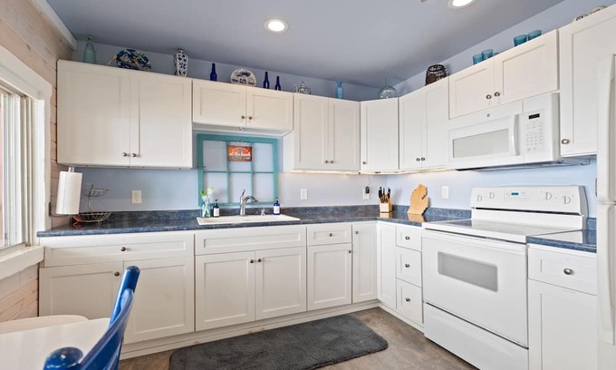 Carsonville House | 1 br cottage on lake w/hot tub