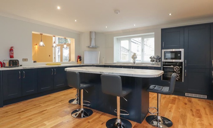 Knott End-on-Sea Cottage | BARN CONVERSION, with hot tub in Stalmine
