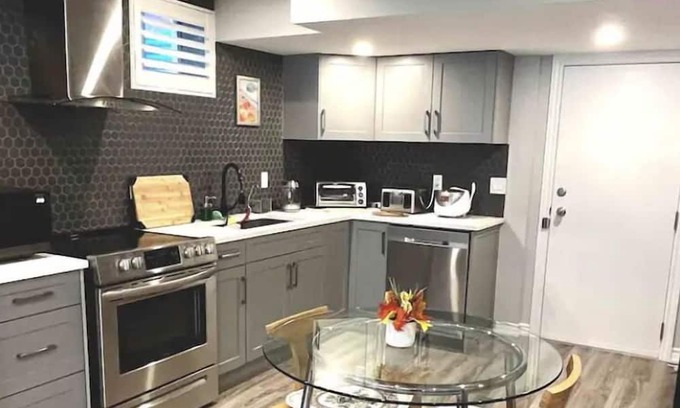 Halton Regional Municipality House | Cozy King Bed Entire Suite, middle of Niagara and Toronto, nature surrounded