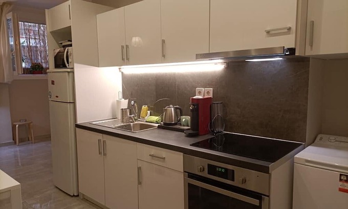 Ampelokipoi Apartment | Traveler's Nest