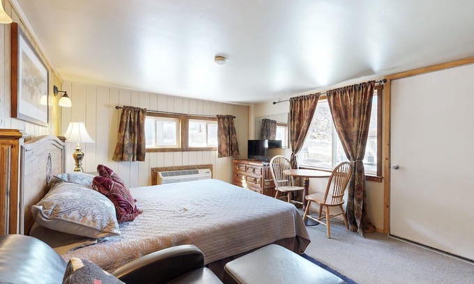 Naturita House | Mtn-view ground-floor aparthotel with patio, grill
