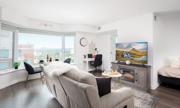 Midtown Toronto House | Luxury 2BR in Yorkville Downtown Toronto with City View