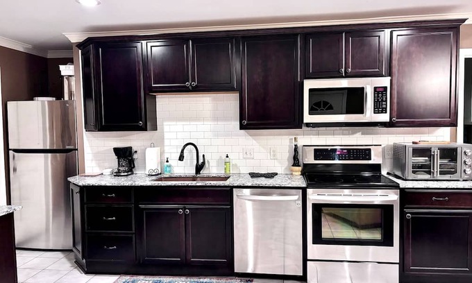 Milton House | Sunflower Suite Guesthouse w/Private Patio Hangout