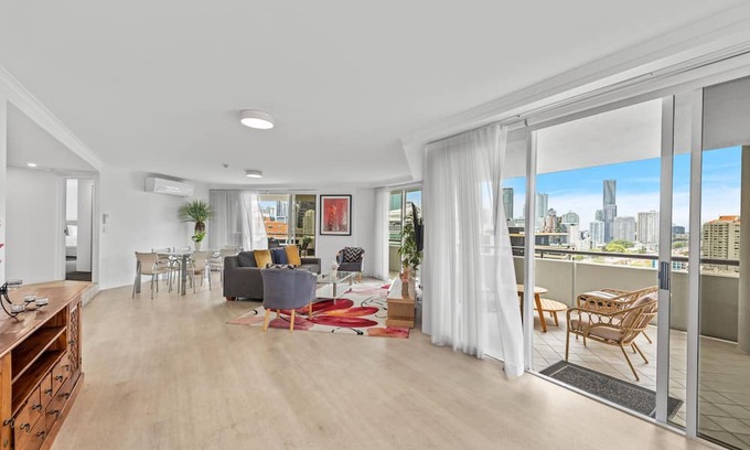 Kangaroo Point Apartment | Lavish 3-Bed with Wraparound Balcony and Pool