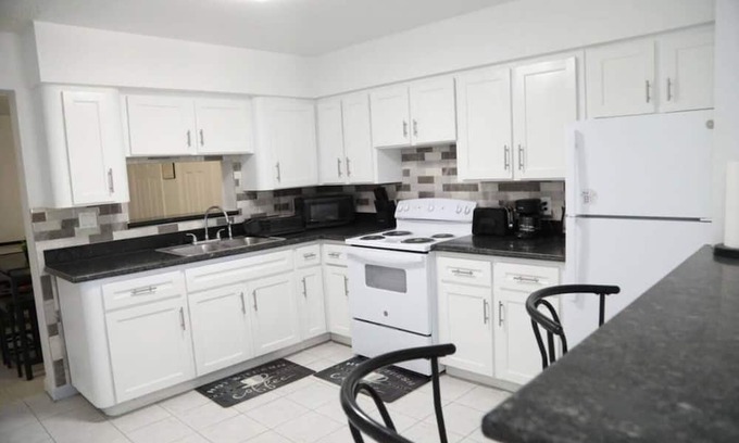 Bahama Reef House | Spacious 3 Bed -Central location