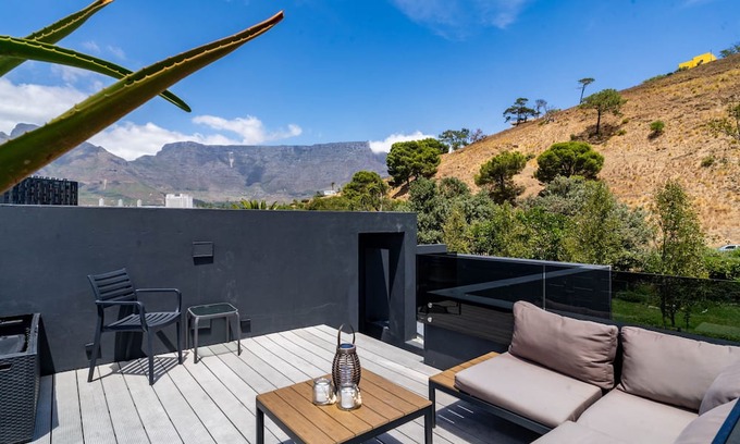 Bo'Kaap Apartment | Charming Apartment with Sundeck + Fire Wood Hot tub in de Waterkant.