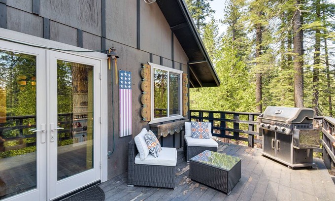 Arnold Cabin | Charming Arnold Cabin w/ Deck & Wood-Burning Stove