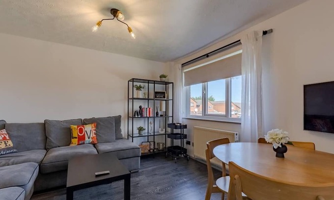 Edgbaston House | Warm Family Home for Your Ideal Retreat. Free Parking