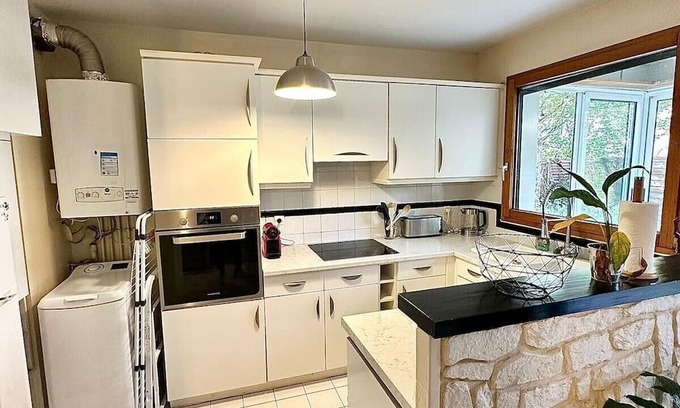 Les Aunettes Apartment | Cosy apartment with garden and parking, close to Paris