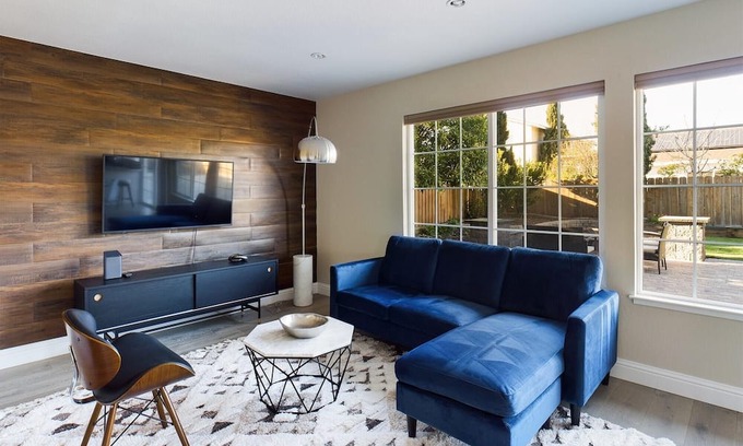 Pleasanton House | Modern and relaxed living w/office, huge backyard. Corner lot with R/V parking.