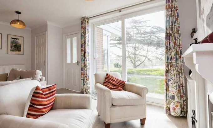 Cheltenham House | 3BR Cheltenham House - Elegance and Comfort