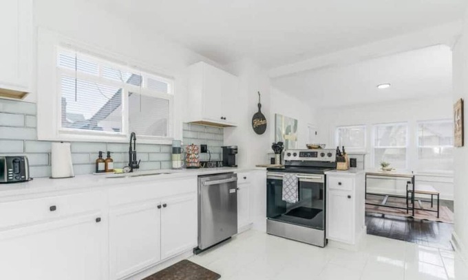 Kansas City House | 29) Perfect for large groups