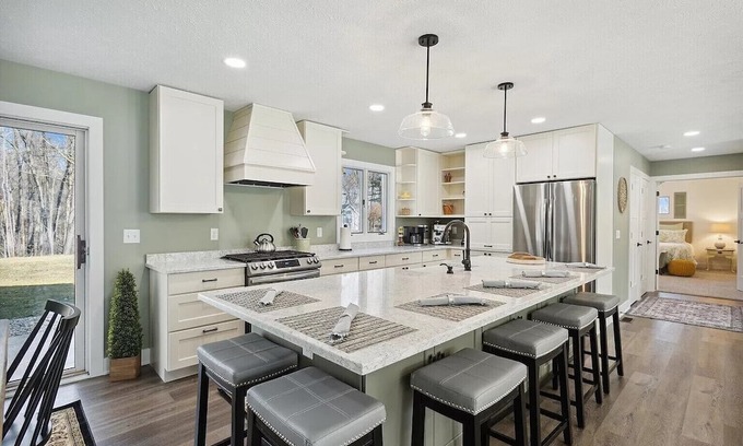 Mishawaka House | Tulip Tree is a Short Drive from Notre Dame Campus. 4 bedroom 3 bath home.