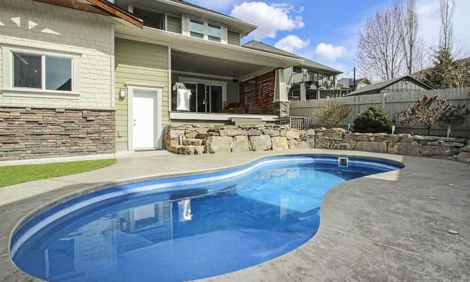 Southwest Mission House | Elegant Kelowna Retreat: Heated Pool, 4BR, AC, BBQ