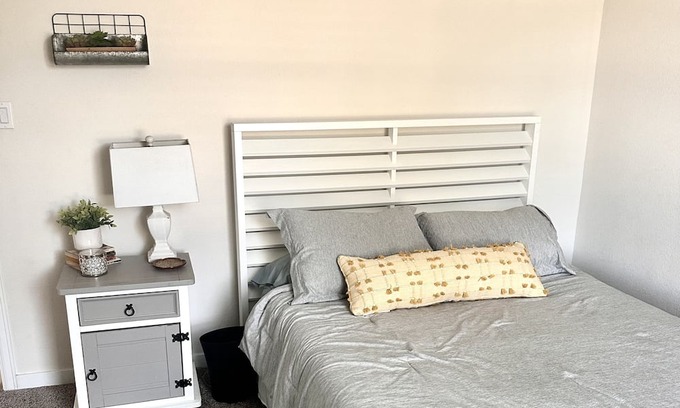 Georgetown House | Lovely, clean, quiet in Round Rock with WiFi, private entry, peaceful backyard